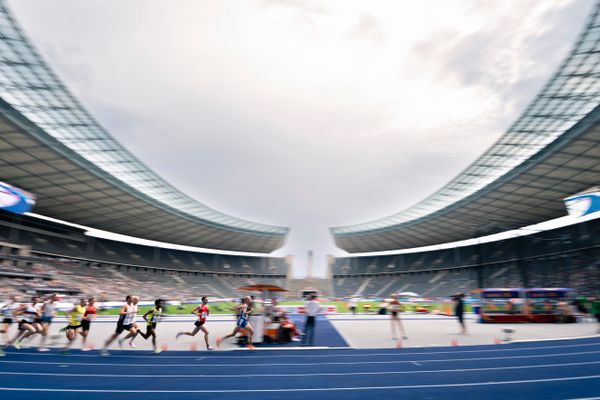 Nils Voigt (TV Wattenscheid 01) vor Maximilian Thorwirth (SFD 75 Duesseldorf-Süd) beim 5000m Finale waehrend der deutschen Leichtathletik-Meisterschaften im Olympiastadion am 25.06.2022 in Berlin